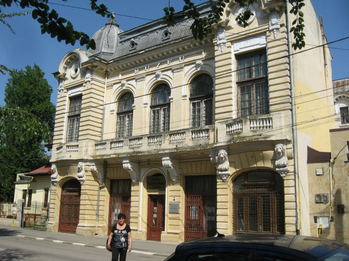 se pare ca si aceasta cladire  s-a retrocedat  ? unde o sa ajunga aceste raritati ale omenirii?