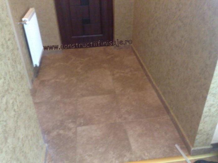 Tapet si gresie maro 1