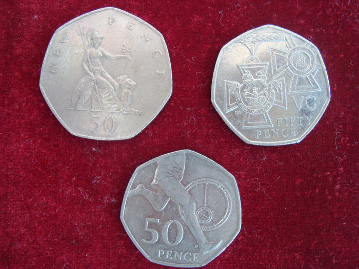 Set monede Marea Britanie -11,80 lei; 50 new pence 1981 VF/KM#913, 50 pence 2006 XF/KM#1087 si 50 pence 2004 XF/KM#1047
