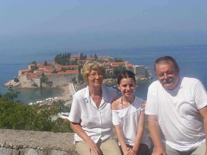 Egyed Ibolya cu sotul si fata - 9-colegii de liceu iskola talalkozo