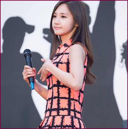 Ara. Imi place ca joci dur. :) Dar..[isi scoate telefonul; ii arata o poza cu o fila din jurnalul ei