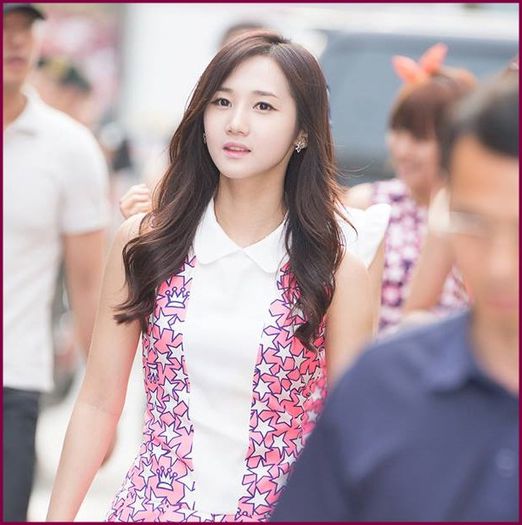 Ara. Eww. :)) [bea; se uita la ceas] :| Eu am venit, dar mai trebuie si sa plec. De ce nu ma arunci 