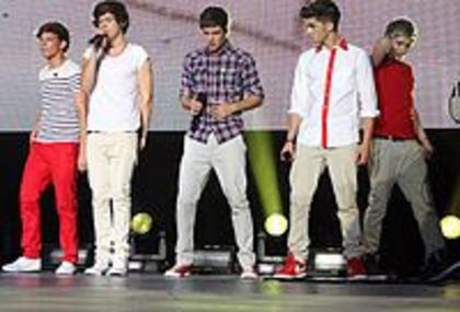 200px-One_Direction_Sydney_6 - Ome Direction - Wikipedia