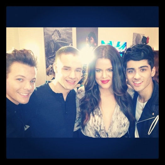 Khloe-Kardashian-And-One-Direction-At-The-X-Factor-580x580 - 1D backstage X factor LA