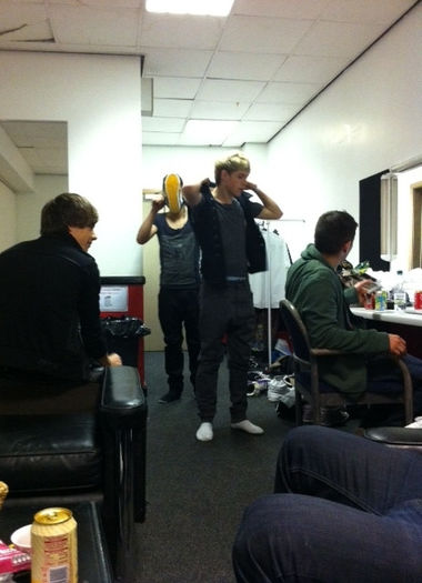 One-Direction-Back-stage-of-the-X-factor-tour-in-Cardiff-Twitter-pic-one-direction-20858250-464-640 - 1D backstage X factor LA