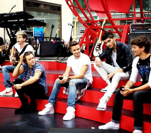 95202-one-direction-invades-today-show-for-concert-series-photo-credit-twitt - 1D concert today show