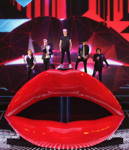 One Direction-1501306 - 1D kiss you x factor SUA si UK