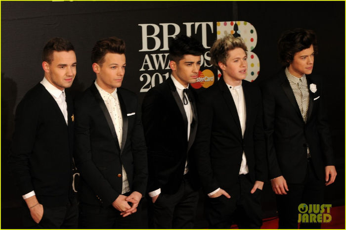 one-direction-brit-awards-red-carpet-2013-04 - 1D Brit awards 2013