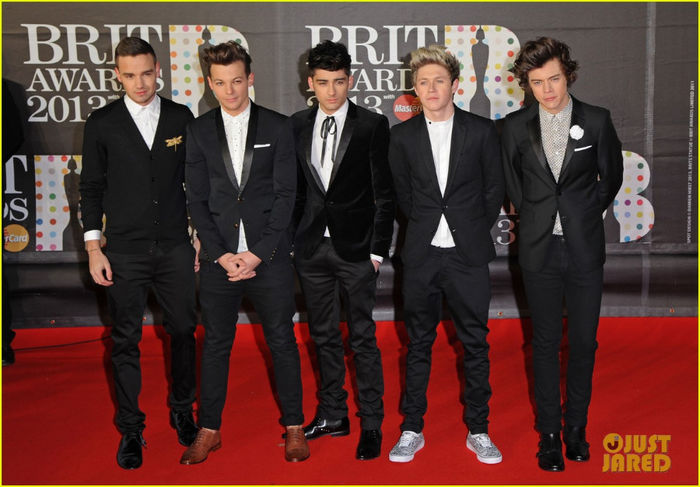 one-direction-brit-awards-red-carpet-2013-011 - 1D Brit awards 2013