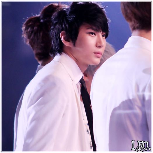 +| :-? :) |se aseaza pe fotoliu|