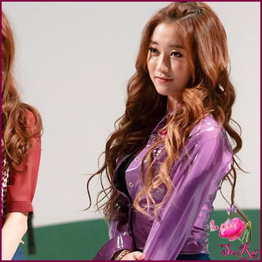 ~9~ Stau eu..:))[se ridica uitandu-se pe geam] Hmm.. ma indoiesc ca se vede ceva pe intunericul asta - ix __ Episodul 038 __ xi