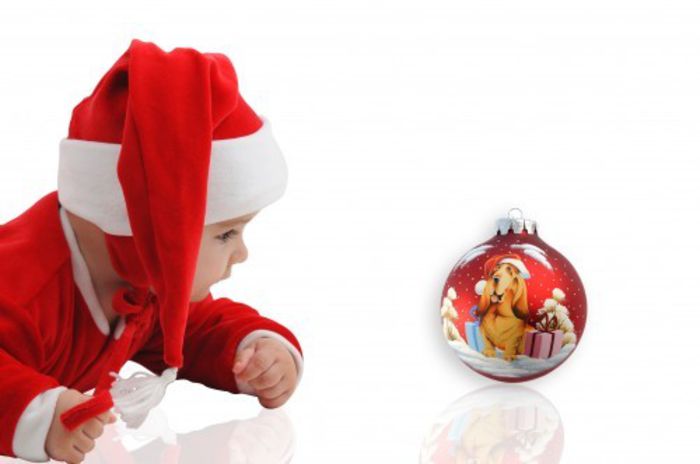 baby-santa-looking-at-christmas-ball-32468x500 - IMAGINI CU BEBEI PENTRU CRACIUN-SUNT DRAGALASHI NU