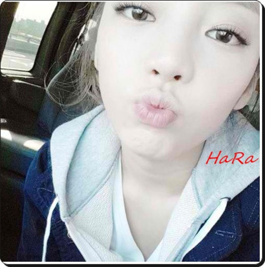 .x Heeh .. hai pe canapea .. | il trage pe canapea langa ea | :3 .x