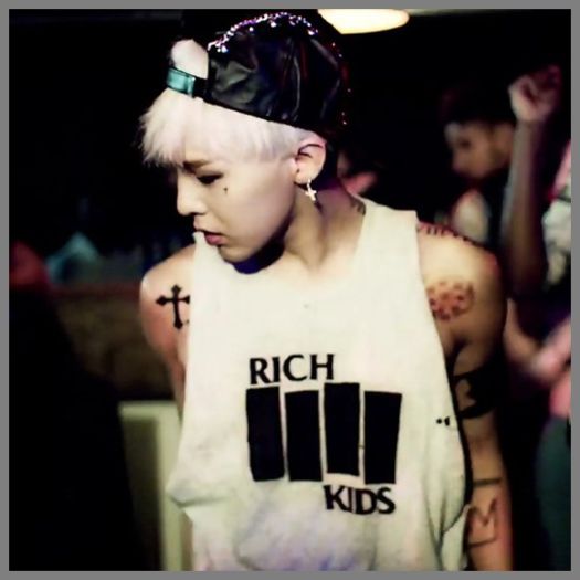 ^^ |coboara| (:| Uff. :)) |isi ia jacheta pe el;se uita pe acolo ;));pleaca|.