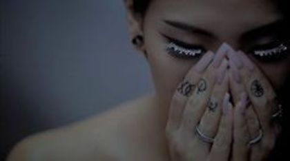 0999994 - 2NE1 Momente triste