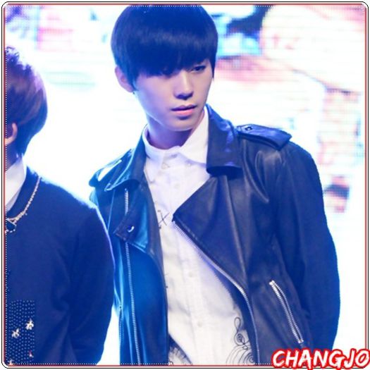 *- Ehh. :)) [se uita la Hara] Uuu..noona..ce e alaa ?:3 [incercand sa se uite].