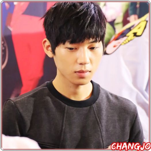 *- [se uita cand la unul cand la altul :))] :-? [se aseaza langa Hara].