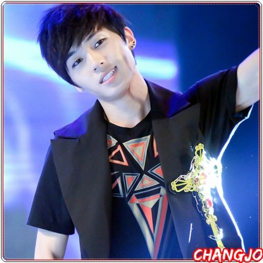 *- Eee. :)) [ii da drumul] Vrei un sarut de la minee? ;;) :)).