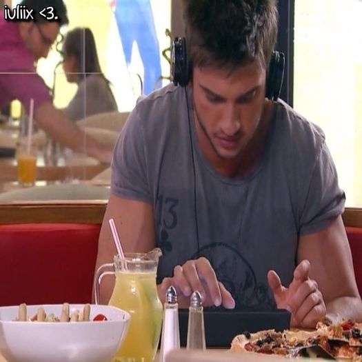 - [# vine fumând :-j #] ce-i? =; [# răspunde sec. #]