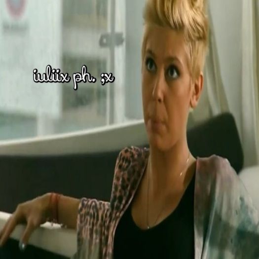 - [# se trezește brusc și se uită la el. #] mi-ai stricat toată liniștea cu pumnul tău -.- =)))) #c