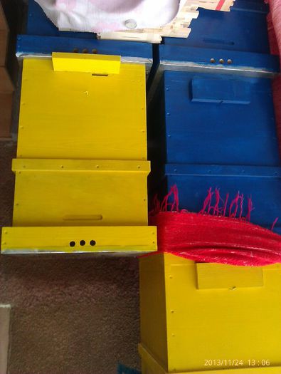 1 Detaliu alti stupi achizitionati si vopsiti de mine pregatiti pentru anul apicol 2014; Detaliu stupi achizitionati si vopsiti de mine pregatiti pentru anul apicol 2014
