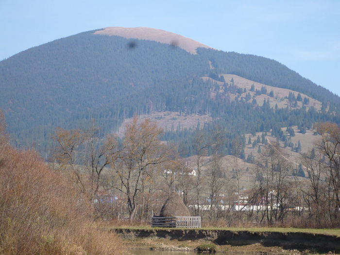 VARFUL OUSORU D.CANDRENI; Este situat la 6 km.de Vatra Dornei,un loc minunat de escaladat.
