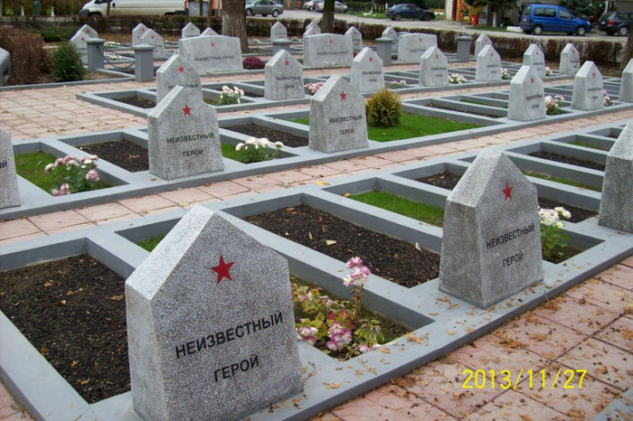 100_3610 - restaurarea monumentelor din cimitirul eroilor sovietici