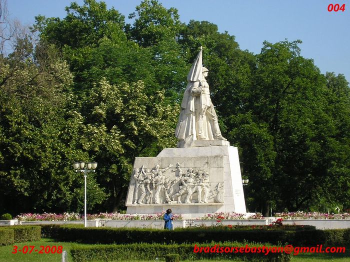 004 03-07-08; Monumentul eroilor. 
Parcul, a fost cl%u0103dit pe locul unui cimitir militar 
