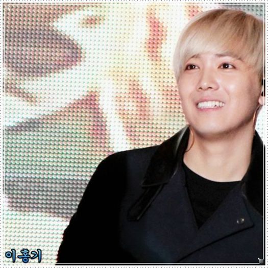 << ..Hwee.. :o3 ce cauti aici? :-? ..[merge la ea; hug] :3