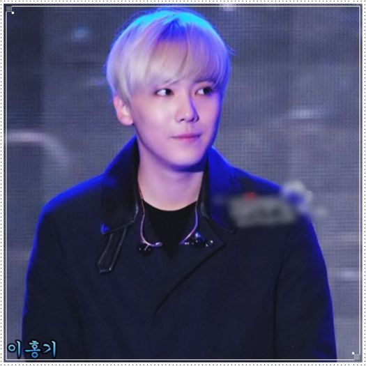 << ..Eu? ..Mm.. bine.. da bine.:)) ..M`am gandit sa dau pe acasa.. :-? [se uita dupa Joon] .. :| ..a