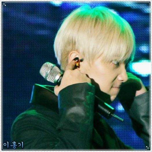 << ..L`ai lasat singur.. asa prietena esti tu? :-w..:(