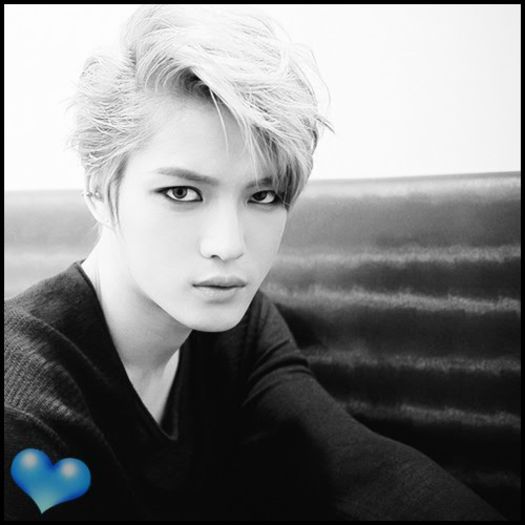 `J` ..Byes. :-h ..[fuge langa semineu] ..Afara e crivat. -_- ..Brr.. Dah, venii. :3