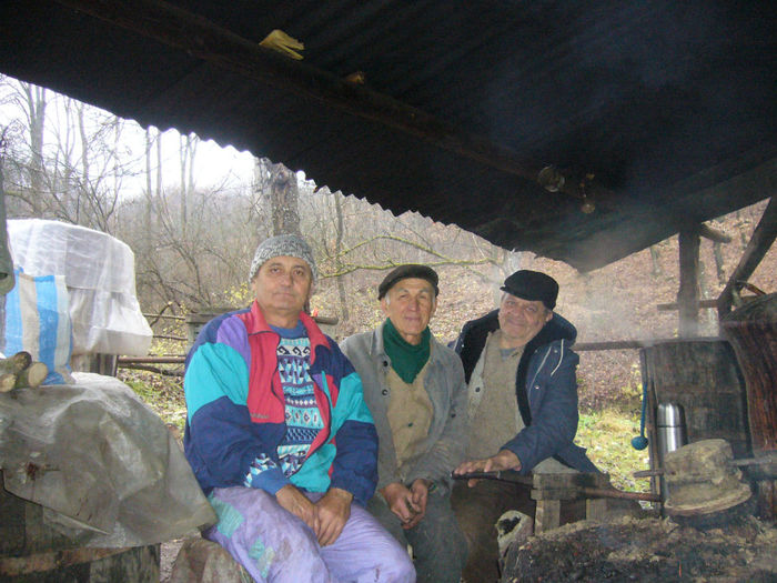 Trei Musareni din tata-n fiu - la facut tuica la Musariu 2013