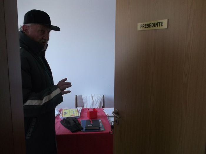 Nene, aici se intra cu ..... "capul gol "