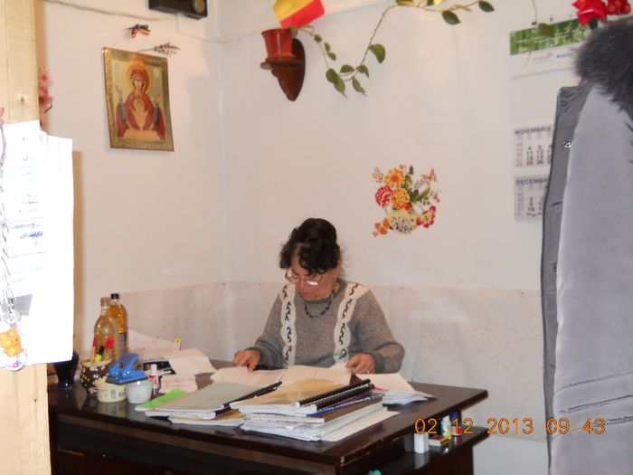 la servici, colega mea