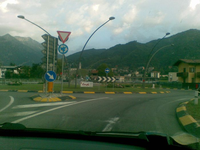 giratoriul de la intrare in Clussone