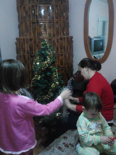 sa impodobim bradul - eu cu familia