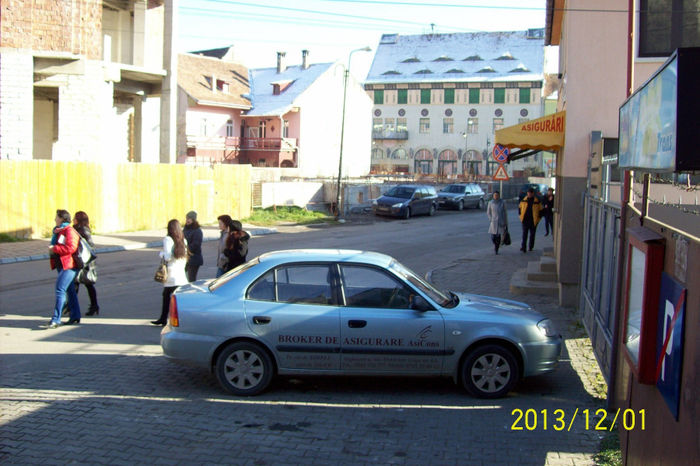 PARCARE PE TROTUAR IN CENTRU SIGHS.PIETONII PE ALATURI..