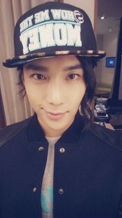 cand sunt trista il privesc si uit - Park jung min new photo and hair