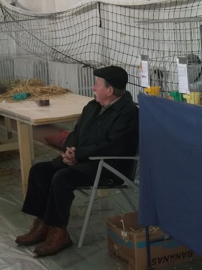 UN VETERNIAR PE BARCA EXPOZITIEI UN VETERNIAR PE BARCA EXPOZITIEI