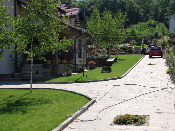 Doua case in aceeasi curte.. - Pe langa casa noastra