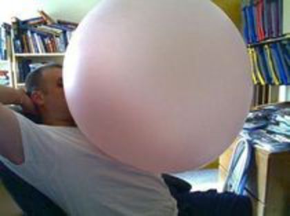 83475193 - Cel mai mare balon din guma de mestecat