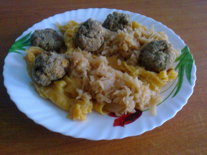 Taitei din cartofi dulci, varza calita si chiftele din carne de porc - Culinar 2