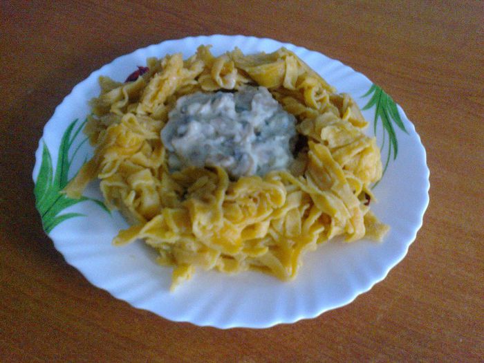 Taitei din cartofi dulci si tocanita de ciuperci cu smantana