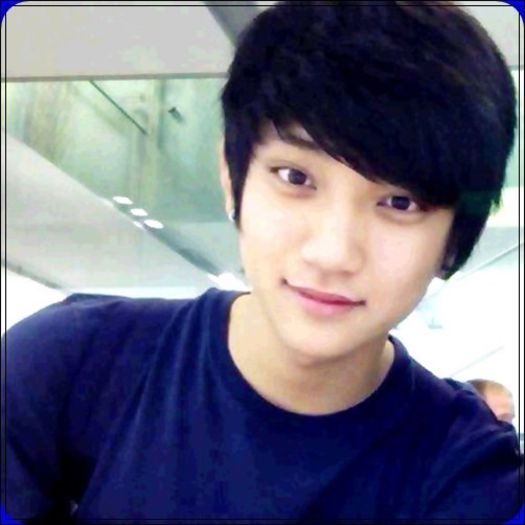 () [intra vb la tel] Cred. :s [o vede pe Nana] Oh,da. :)) [inchide] Buna~. ^^.