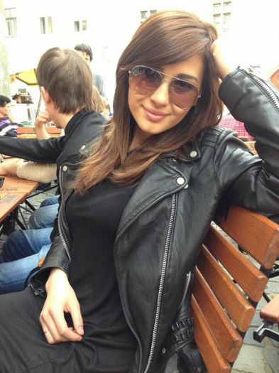 alina-eremia-provocatoare-la-un-eveniment-monden-in-ce-top-minuscul-si-decoltat-si-a-facut-aparitia-