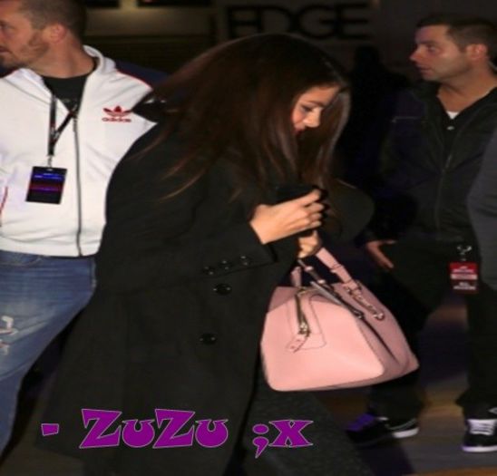 06.12 - Chegando no Staples Center ao lado de Brian, LA - x - SG - 06-12-2013 - Chegando no Staples Center ao lado de Brian LA