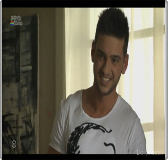 Heii. :-h Ce faceţi ? #Ioana&Vlad. NU ! =)) #Anca.