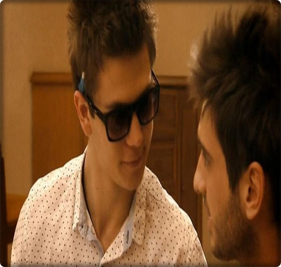[ se dă jos de acolo. ] Văd că-ţi place să stai deasupra .... lumii. =)) - parc - love is in the air __ XD