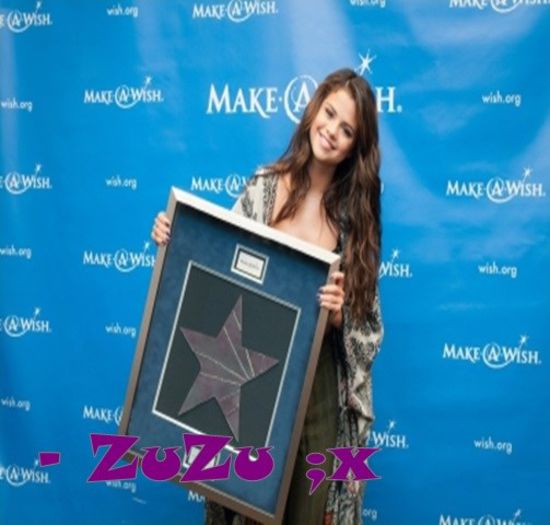 05.11 - Recebendo prêmio da Make-A-Wish Foundation